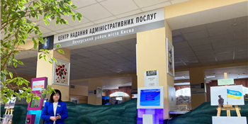 Робота ЦНАПів в умовах воєнного стану: адміністратор ЦНАПу Києва консультує відвідувача