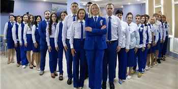 Адміністратори ЦНАП у формі на робочому місці – професійні, усміхнені, відкриті