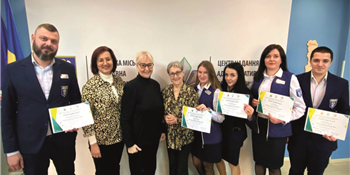 Адміністратори ЦНАП міста Києва завершили навчання і склали іспит із української жестової мови